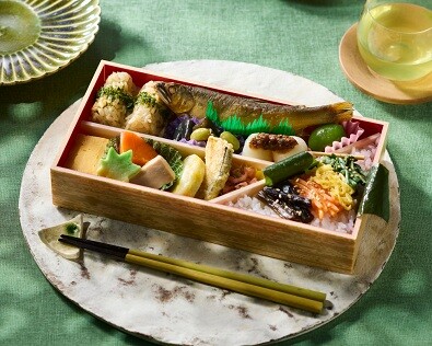 夏に嬉しいさっぱりとした美味しさや季節の具材「清夏幕之内 まるごと鮎煮と朴葉ずし」発売!対象のお茶とセットでお得になるキャンペーンも開催