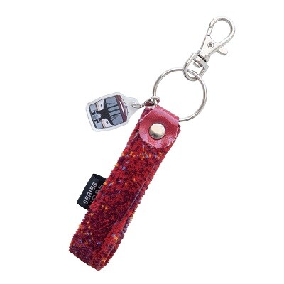 本物の座席生地を使用！売切れ続出のモケットグッズにJR東海「HC85系